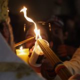 Hristos a Înviat! Lumina Sfântă a fost împărțită la Patriarhie de PF Daniel