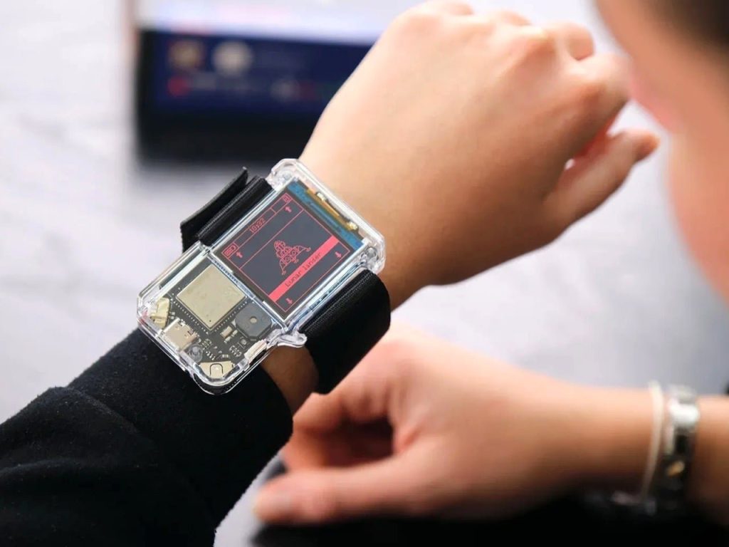 Un smartwatch cu „motor” deschis: Artemis Watch 2.0 redefinește ce înseamnă un gadget educativ pentru copii Un smartwatch conceput de CircuitMess, denumit Artemis Watch 2.0, promite mai mult decât simpla funcționalitate de bază