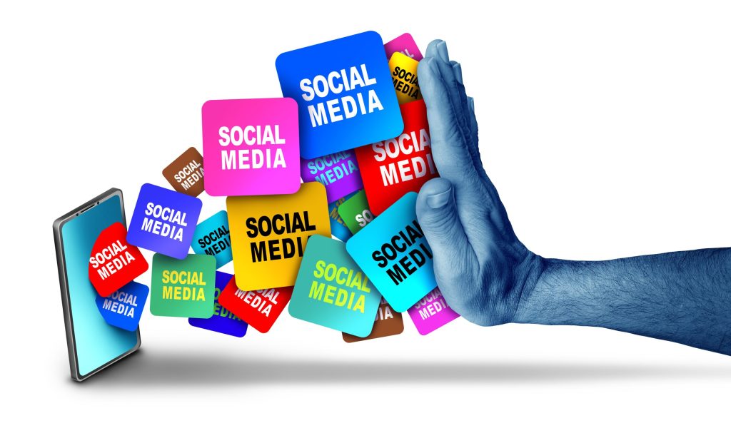 Social media: DEZASTRU online. De ce au devenit utilizatorii pasivi?