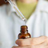 Beauty pe TikTok: Cât adevăr se ascunde în trendurile „bizare”?