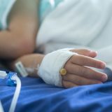 Sute de copii, infectați cu HIV în spital: Coșmarul seringilor refolosite