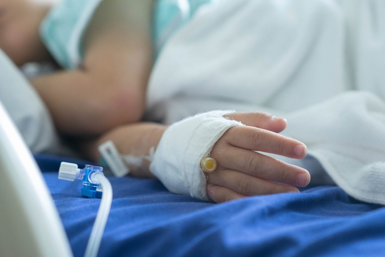 Sute de copii, infectați cu HIV în spital: Coșmarul seringilor refolosite