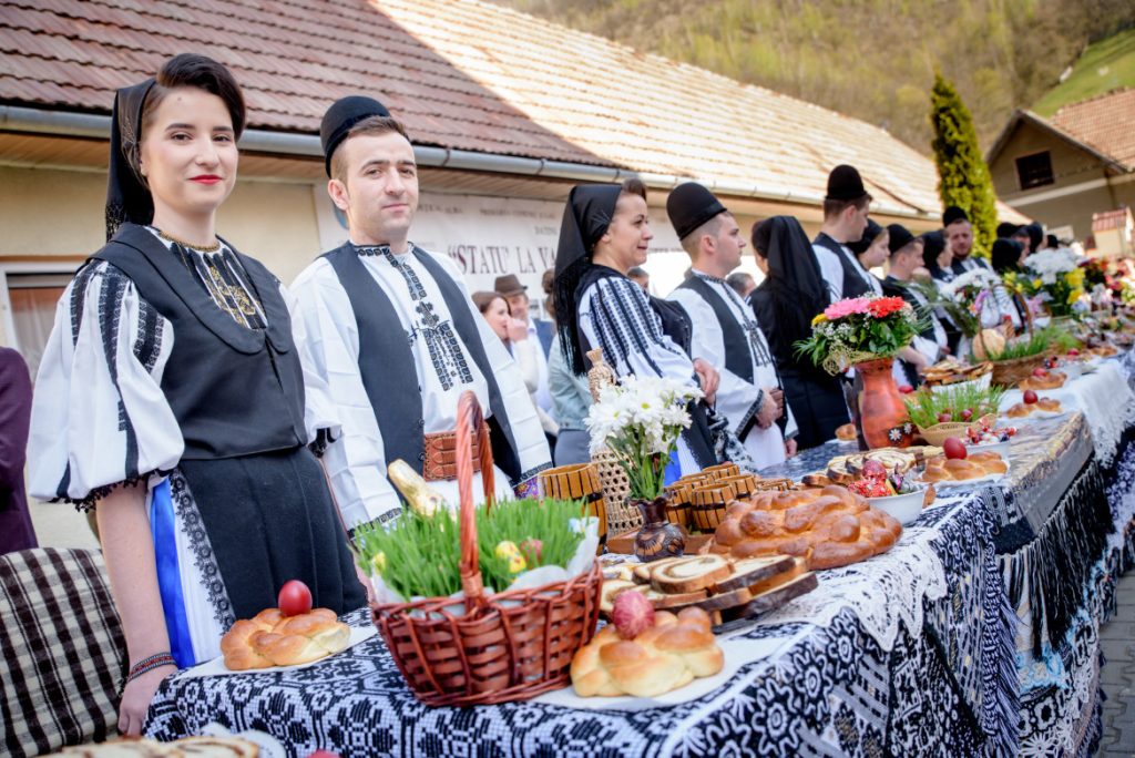 Sărbațoarea „Statu la vase” revine după Revoluție: Tradiția pentru tinerii căsătoriți