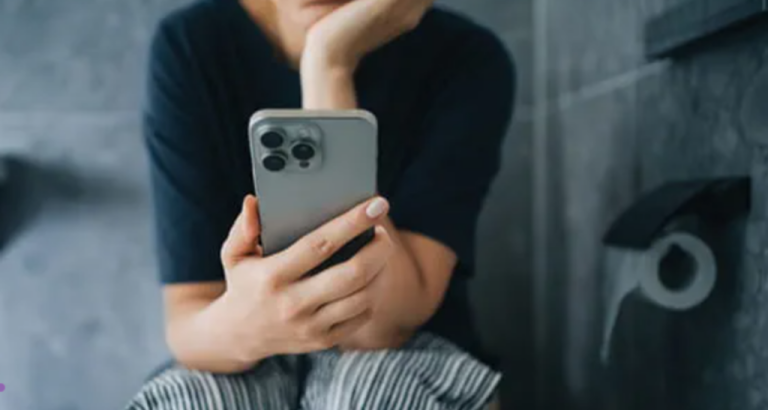 Telefonul pe wc: Medicii te avertizează să nu stai mai mult de 10 minute