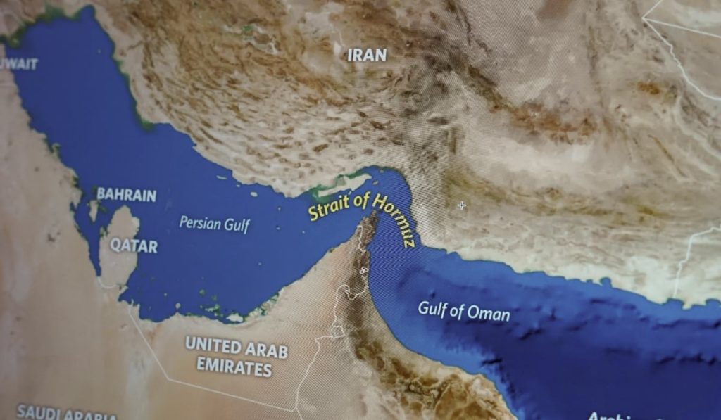 Atac în Strâmtoarea Ormuz: Trei nave țintite, blocada SUA rezistă