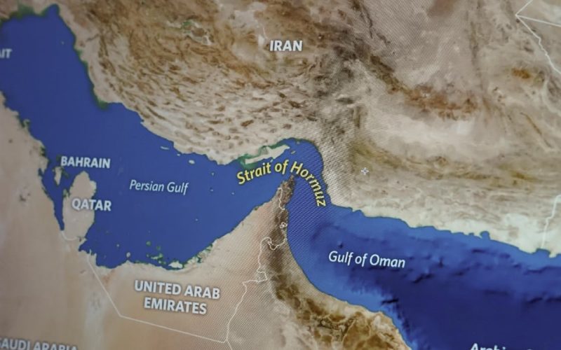 Atac în Strâmtoarea Ormuz: Trei nave țintite, blocada SUA rezistă