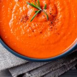 Brânză Feta la cuptor: Supă cremoasă, gata în câteva minute!