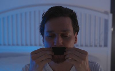 Medic șocant: Își lipește gura pentru somn liniștit. Metoda bizară