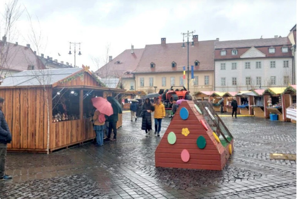 Târgul de Paști din SIBIU și-a deschis porțile, în ciuda vremii capricioase SIBIU – Vineri, 3 aprilie, PIAȚA Mare din SIBIU a fost scena deschiderii oficiale a ediției din acest an a Târgului de Paști
