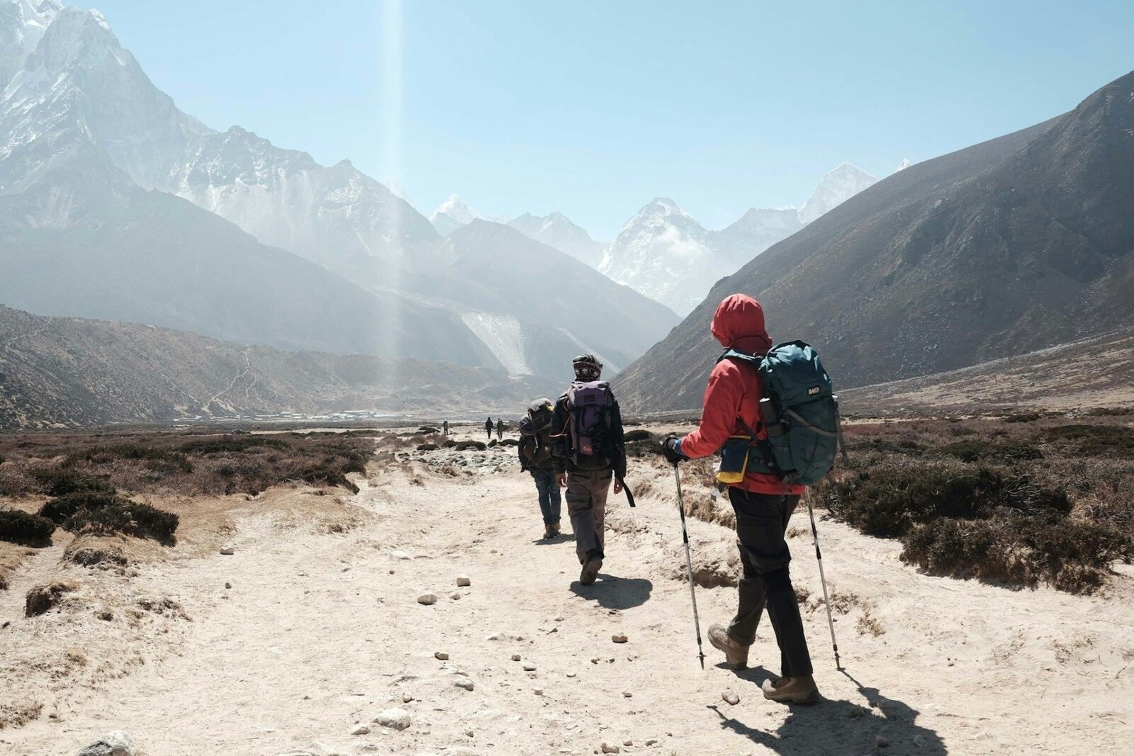 O anchetă zguduitoare dezvăluie o fraudă cu asigurări pe Everest: ghizii ar fi intoxicat alpiniști Potrivit unei anchete Franceinfo, ghizii de pe Everest sunt acuzați că au intoxicat în mod deliberat alpiniști și turiști pentru a provoca evacuări medicale costisitoare