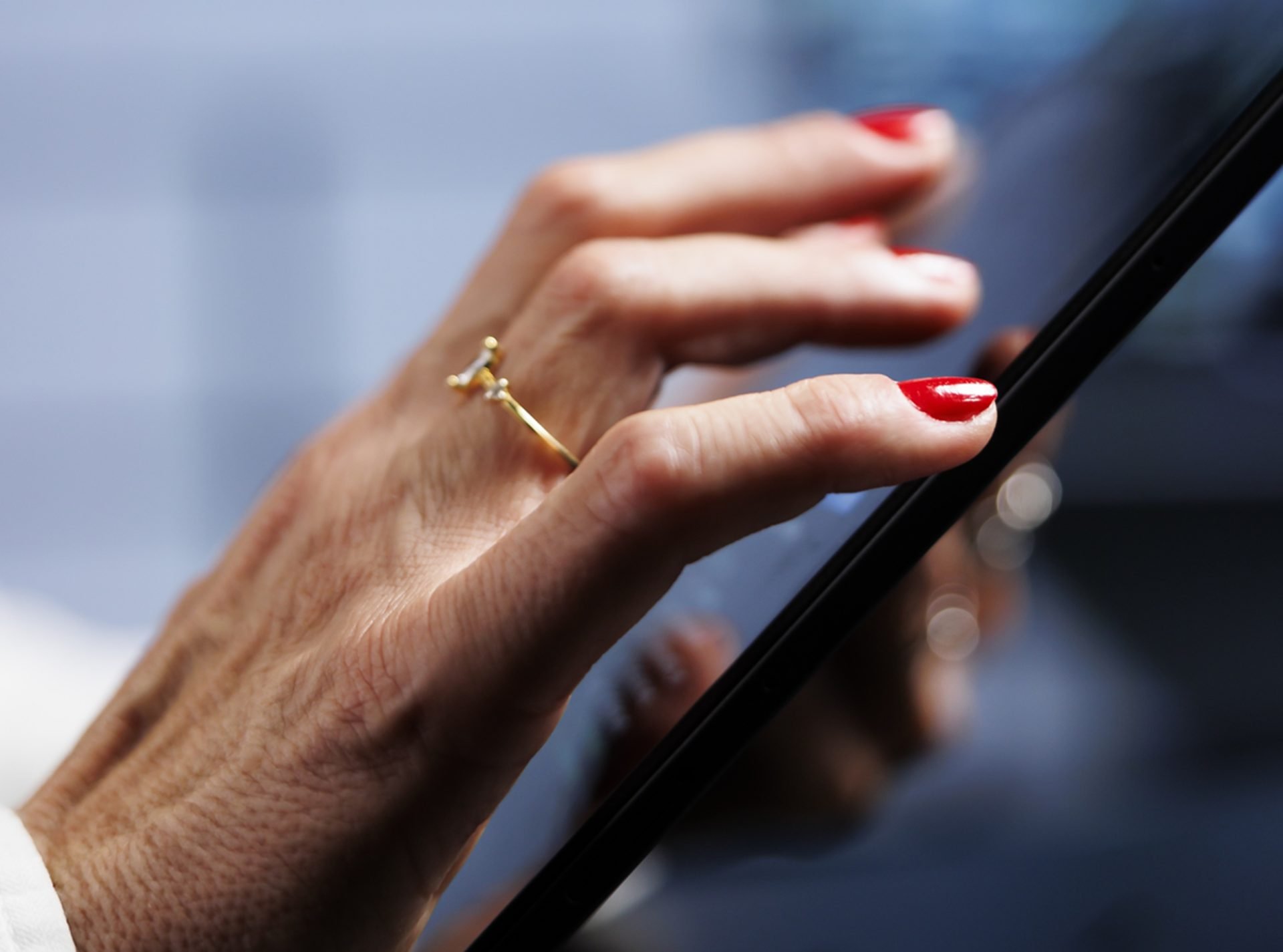 O fotografie cu buletinul în telefon poate fi o poartă deschisă pentru infractori Un avertisment recent trage un semnal de alarmă asupra pericolelor ascunse în spatele fotografiilor cu documente personale salvate în smartphone-uri