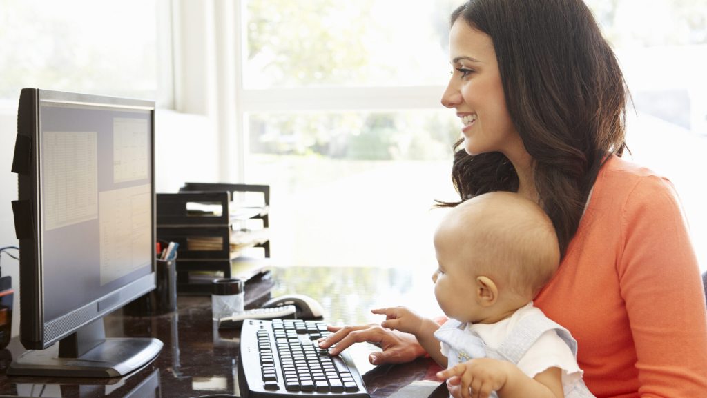 Bani EXTRA pentru mamele care se întorc la muncă mai devreme