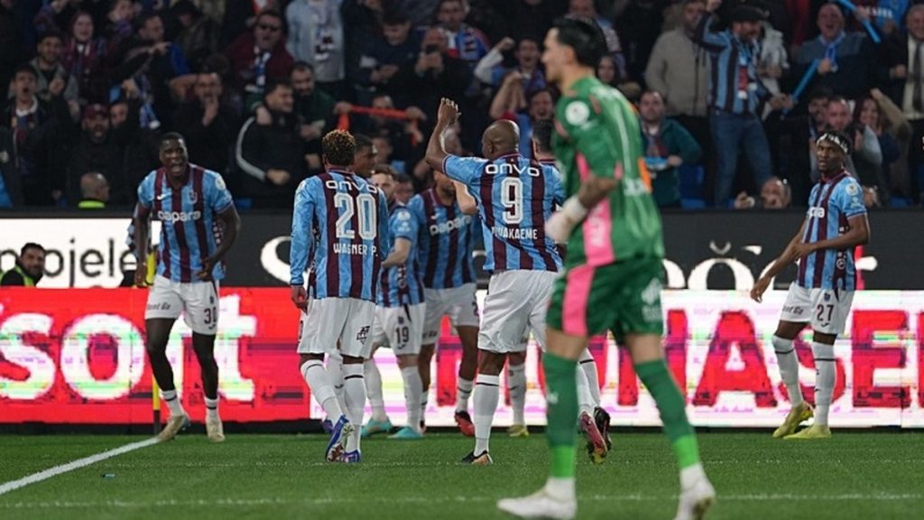 Într-un meci spectaculos din cadrul etapei a 28-a a ​Super Lig turce, ​Trabzonspor a învins ​Galatasaray cu scorul de 2-1 pe teren propriu