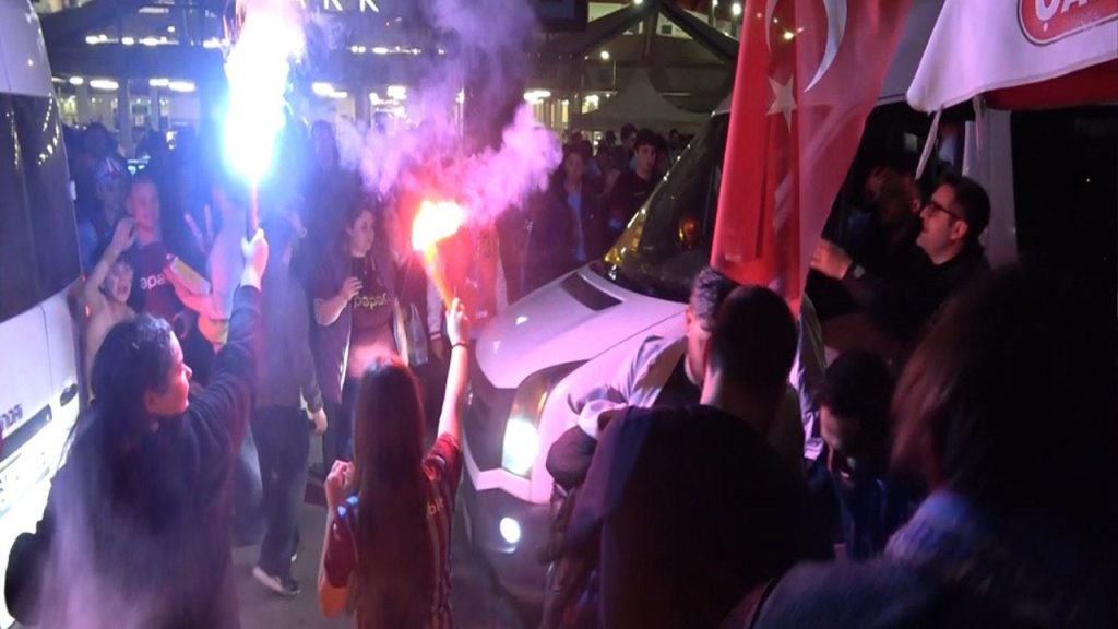 Fiesta la Trabzon după victoria lui Trabzonspor în fața lui Galatasaray Orașul Trabzon a explodat în bucurie după ce echipa locală, Trabzonspor, a învins Galatasaray cu scorul de 2-1 în cadrul etapei a 28-a din Süper Lig