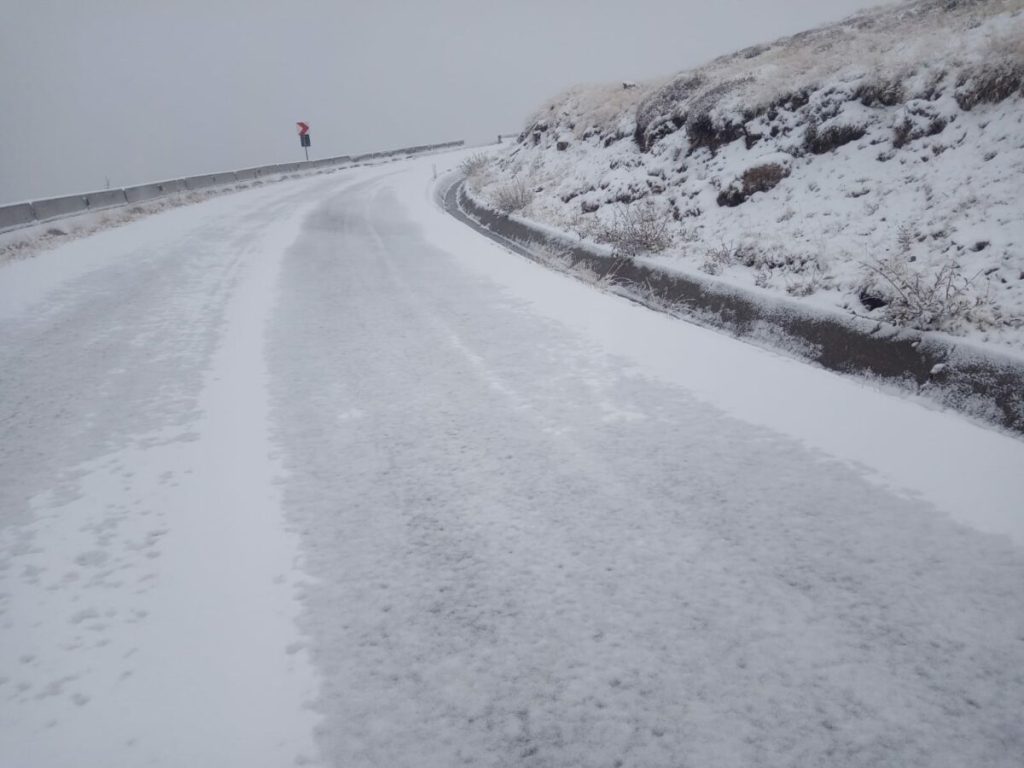 A nins și stratul de zăpadă a pus stăpânire pe șoselele din mai multe județe din România, joi dimineață
