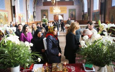 De ce respectă românii tradiția „trecerii pe sub masă”?