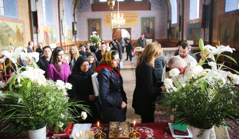 De ce respectă românii tradiția „trecerii pe sub masă”?