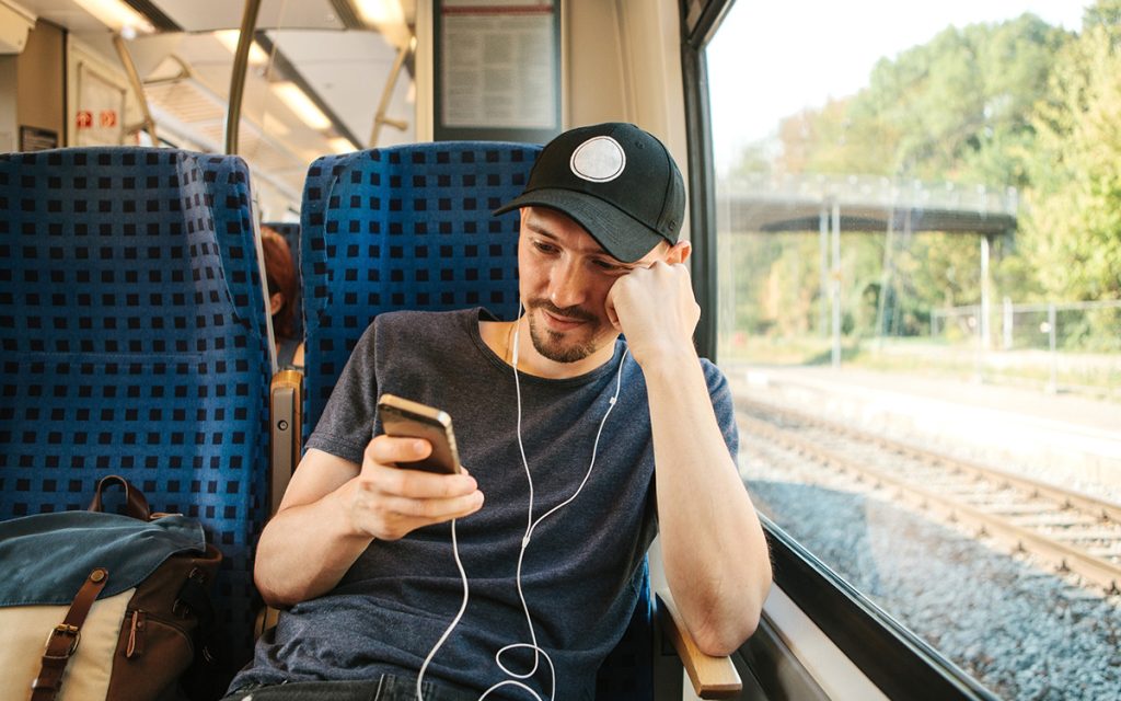 Românii, mai degrabă pe rețele decât la știri: Cum ne folosim internetul