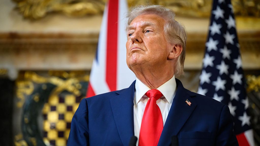 Trump blochează strâmtoarea Ormuz, dar vorbește de pace cu Iranul. Războiul continuă?