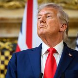 Trump blochează strâmtoarea Ormuz, dar vorbește de pace cu Iranul. Războiul continuă?