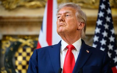 Trump blochează strâmtoarea Ormuz, dar vorbește de pace cu Iranul. Războiul continuă?