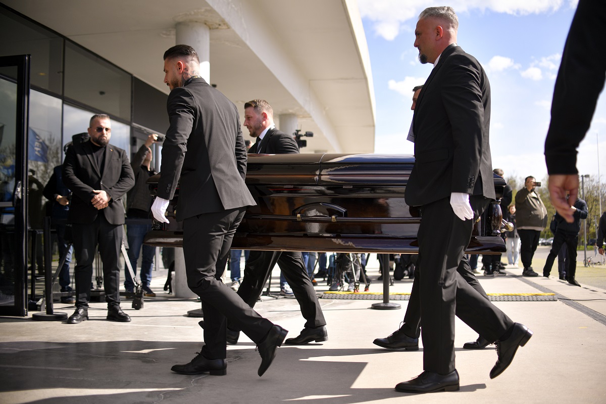 Mircea Lucescu, omagiu pe Arena Națională: Sicriul, depus. Înmormântarea vineri