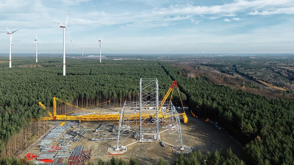 O turbină eoliană uriașă promite să alimenteze mii de gospodării și schimbă fața unei regiuni germane SCHIPKAU, Germania – O turbină eoliană cu o înălțime record stă să fie conectată la rețea în regiunea germană Schipkau, promițând o producție de energie electrică semnificativ mai mare decât turbinele convenționale