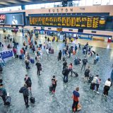 Românii au dat 1,3 mld. Euro pe vacanțe în STRĂINĂTATE, dar cheltuielile ACASĂ scad