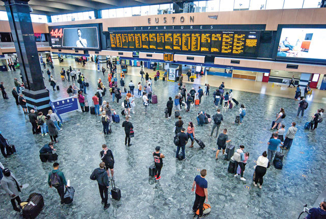 Românii au dat 1,3 mld. Euro pe vacanțe în STRĂINĂTATE, dar cheltuielile ACASĂ scad