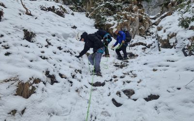 Doi turiști, salvați de jandarmi în Piatra Craiului: Misiune dificilă reușită