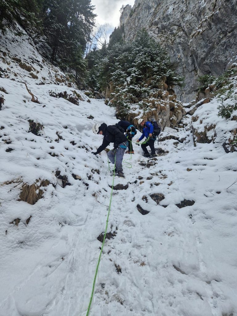 Doi turiști, salvați de jandarmi în Piatra Craiului: Misiune dificilă reușită