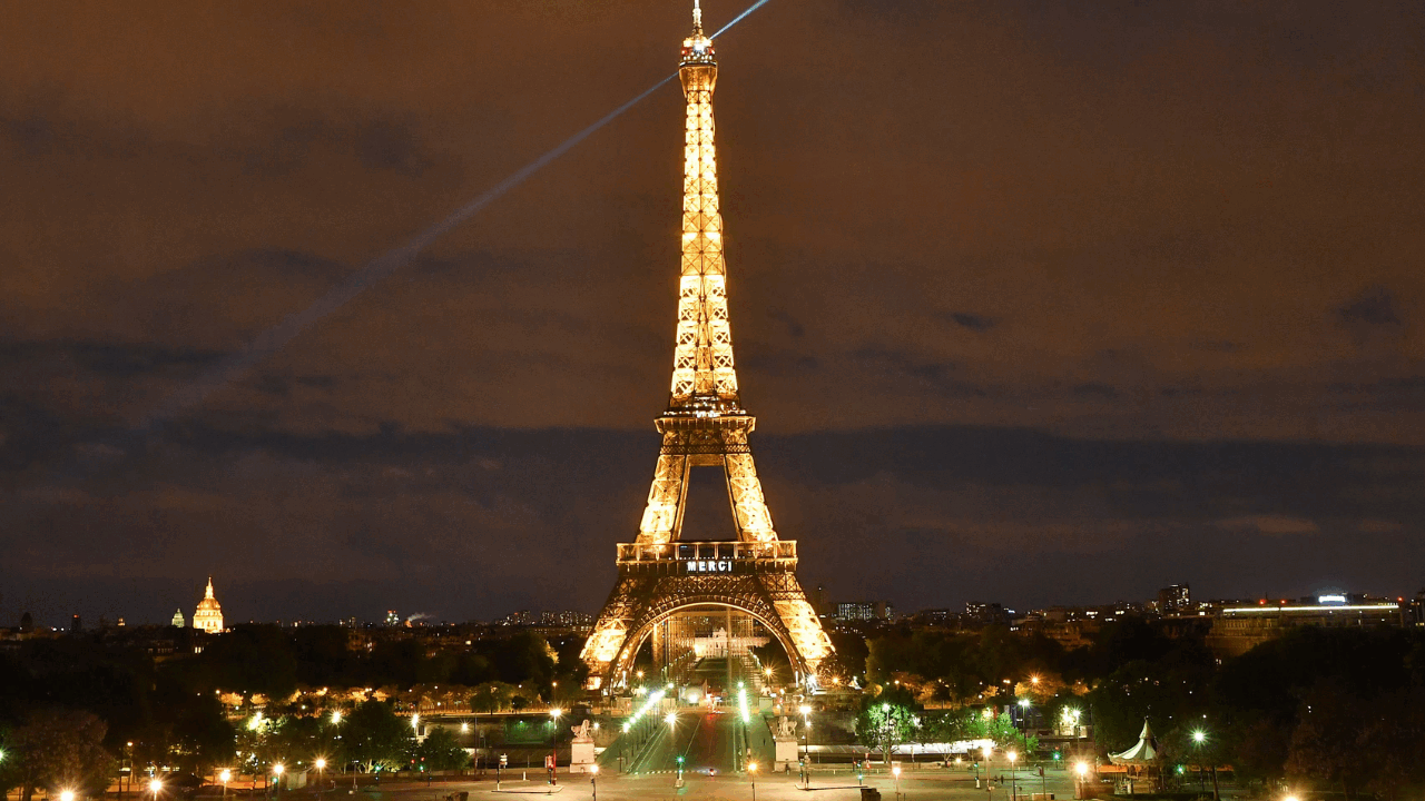O bucată din Turnul Eiffel, la vânzare: Prețul depășește orice așteptări!