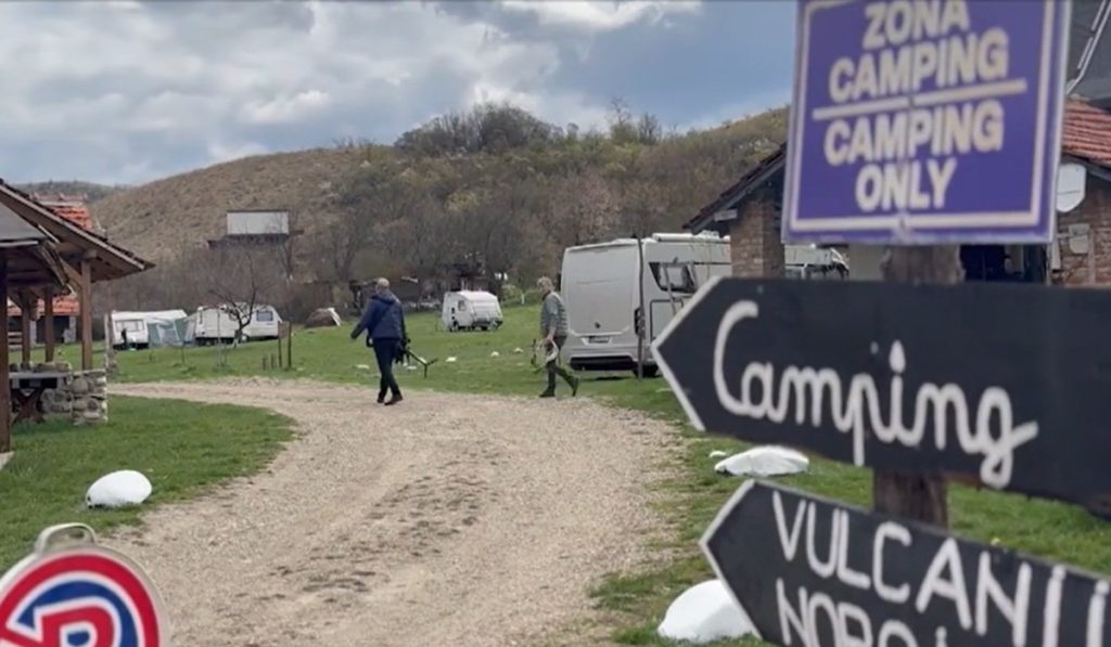 Turiști străini, Paștele la rulotă la Vulcanii Noroioși: “Natura minunează”