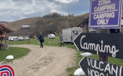 Turiști străini, Paștele la rulotă la Vulcanii Noroioși: “Natura minunează”