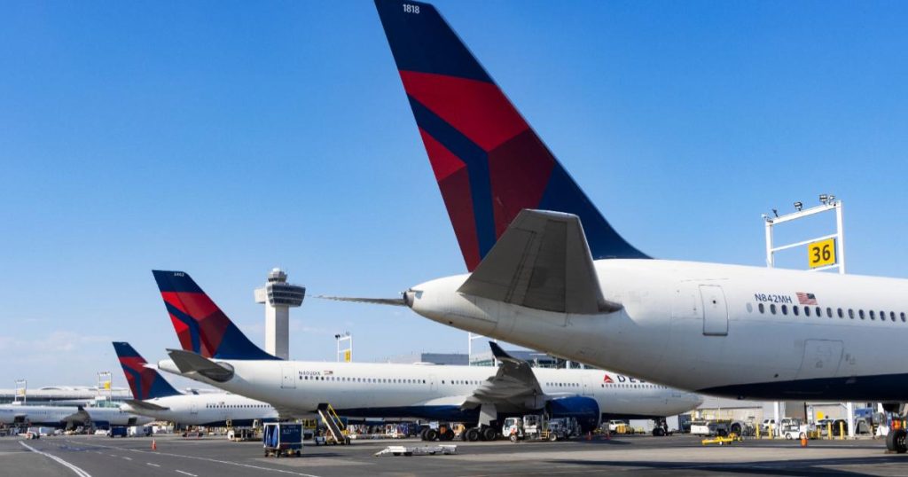 Bebeluș născut în avion spre SUA: Cetățenia, incertă pentru părinți