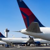 Bebeluș născut în avion spre SUA: Cetățenia, incertă pentru părinți