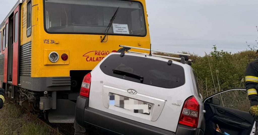 Șofer mort la Peciu Nou, zdrobit de trenul plin cu pasageri