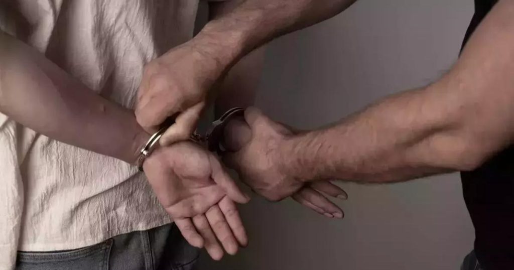 ȘOCANT de Paște: Un bărbat din Gorj, reținut după ce și-a stropit mama cu untură