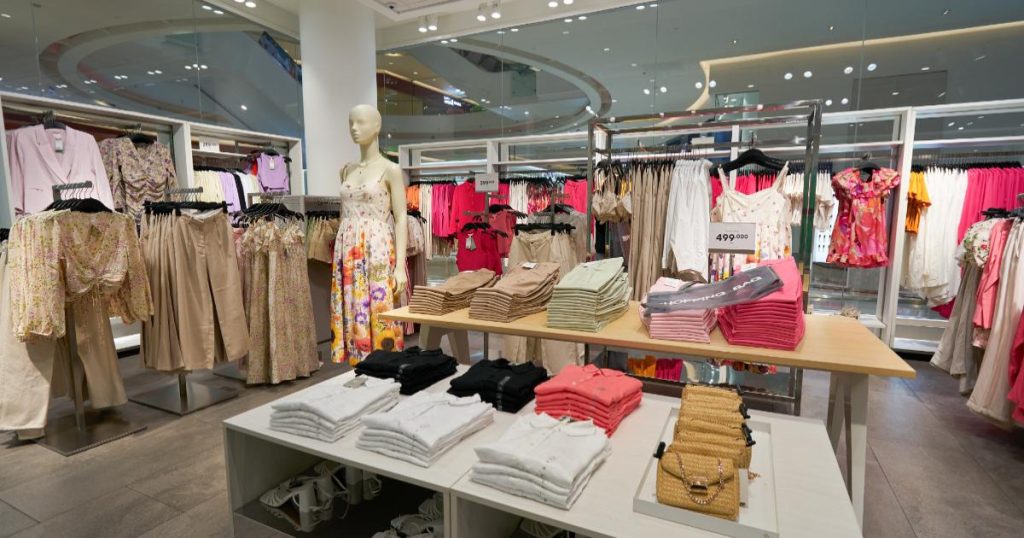 H&M, gigantul suedez cu magazine în România, închide 160 de unități: Mută totul online