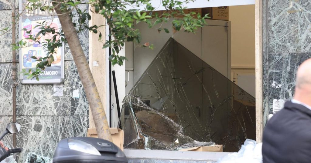 Imagini SFÂȘIETOARE din Napoli: Jaful de la Bancă dezvăluie urmele hoților