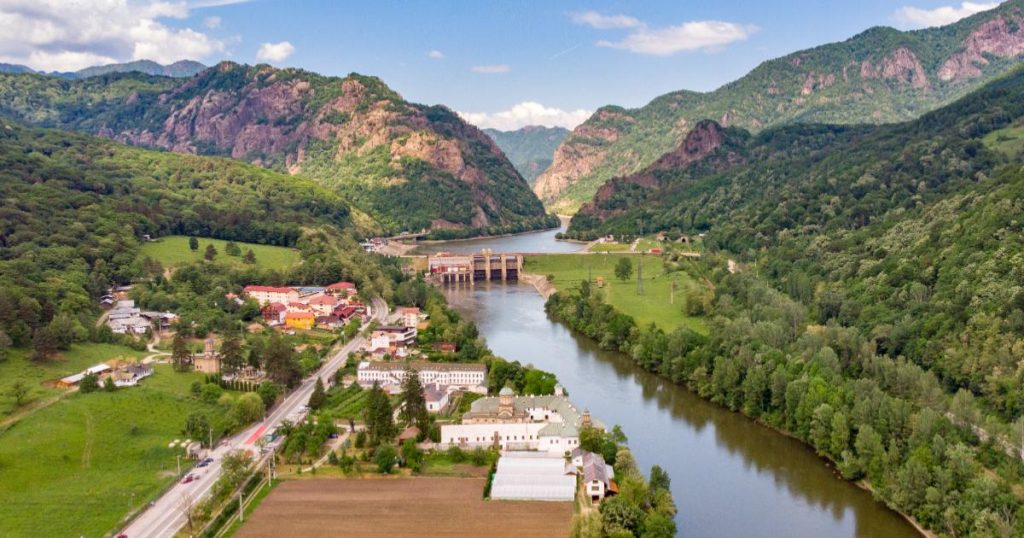 Spre țară, ca-n filme: Ce județ atrage familiile? Patru comune, în top