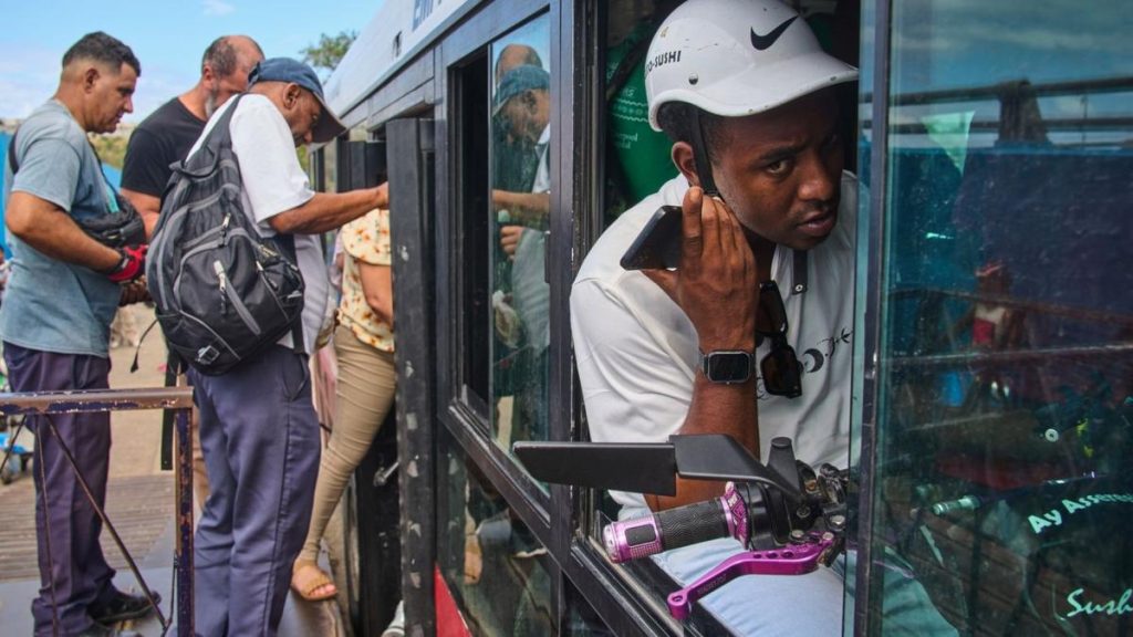 Ciclobusul din Havana, soluția genială pentru criza de combustibil din Cuba