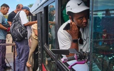 Ciclobusul din Havana, soluția genială pentru criza de combustibil din Cuba