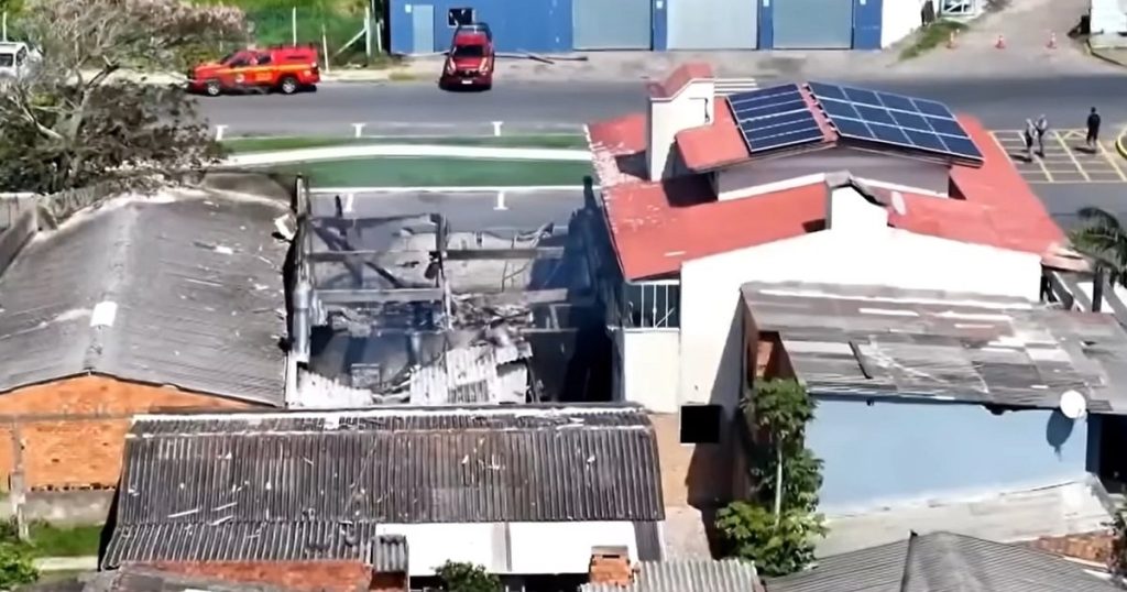 Un avion privat s-a prăbușit peste un restaurant din Brazilia, ucigând patru persoane Un avion privat s-a prăbușit vineri peste un restaurant din orașul CAPÃO DA CANOA, în sudul BRAZILIEI, provocând moartea tuturor celor patru persoane aflate la bord