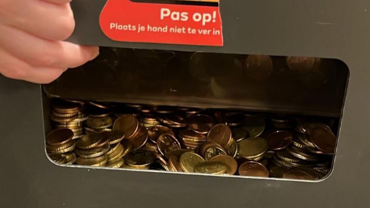 Bancomat din Rotterdam, „gură de AUR”: A scuipat monede, dar nimeni nu le-a luat