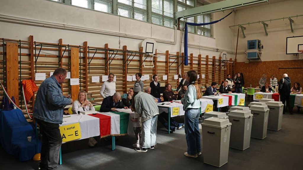 Politică ȘOC: Ce-a văzut un ROMÂN la votul din Ungaria: Ziare-„cearșaf” pentru dinozauri