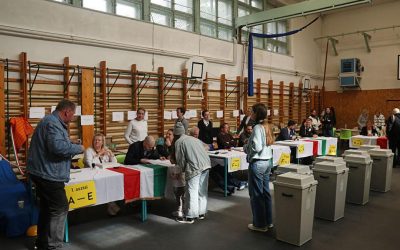 Politică ȘOC: Ce-a văzut un ROMÂN la votul din Ungaria: Ziare-„cearșaf” pentru dinozauri