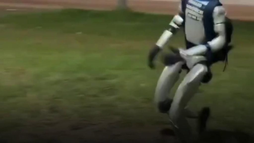 Robot umanoid, erou urban: Alungă mistreți de pe o stradă din Polonia