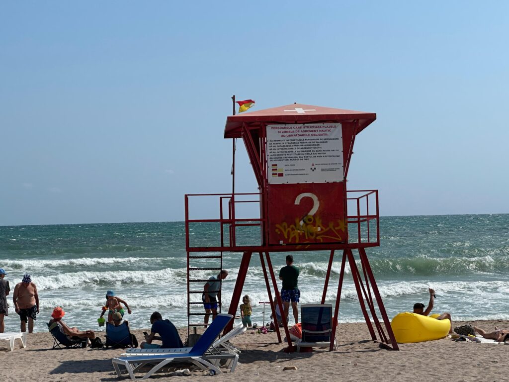 Marele 1 Mai: Prețuri de cazare la mare și la munte. Costinești vs. Poiana Brașov