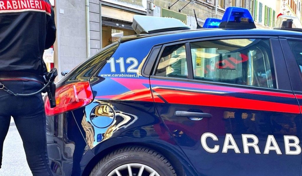 Bărbat în scaun cu rotile, cu pușcă și „grenadă în dinți”, panică într-un bar italian